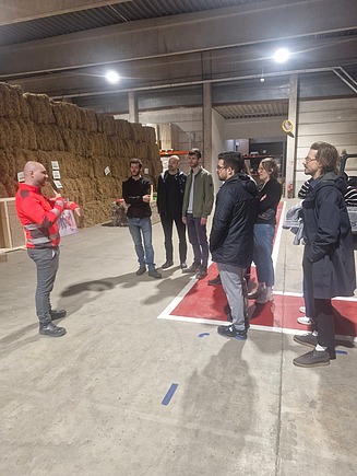 Personen während einer Führung