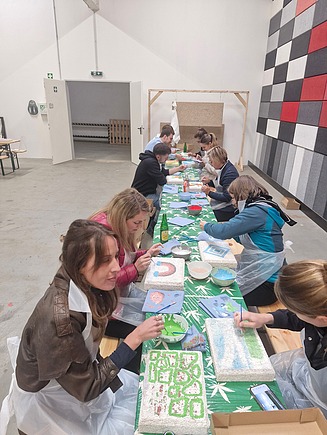 SID Kollegen beim Bemalen der Akustikplatten