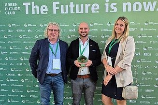 Diese Bild zeigt 3 MitarbeiterInnen der Naporo mit dem Award