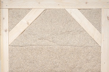 Bild zeigt eine Holzkonstruktion mit Gefachedämmung