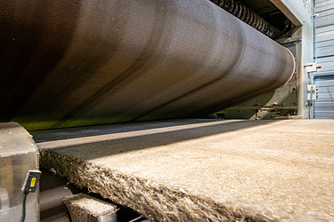 Bild zeigt die Produktion der Platten am Fließband