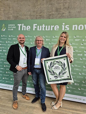 3 Vertreter der Naporo mit dem Logo der Green Olympics