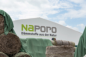 Werk Naporo Dieses Bild zeigt die Frontansicht der Lagerhalle von Naporo mit dem Logo auf der Fassaden