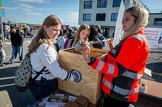 Fühlbox Dieses Bild zeigt wie Kinder in unsere Fühlbox greifen.