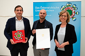 Umweltzeichen Das Bild zeigt Herwig Sumetzberger (Direktionsleiter RC) und Geschäftsführer Markus walzek mit Leonore Gewessler bei der Verleihung des Umweltzeichens.