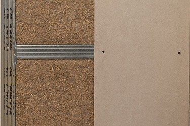 Bild einer Trockbauwand aus unserem Schauraum mit Alurahmen und Trockenbaudämmung aus hanf