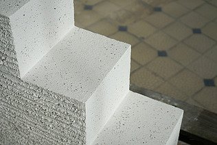 Auf diesem Bild sieht man Architektur aus Muschelkalt und Naporoplatten