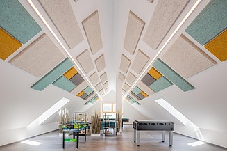 Zu Sehen ist ein umgebauter Dachboden mit verschiedenen Wallfields an den Dachschrägen. Dieser Dachboden ist ein reinstes Kinderspieleparadies