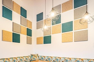Aksutiksysteme Zu Sehen ist ein umgebauter Dachboden mit verschiedenen Wallfields an den Dachschrägen. Dieser Dachboden ist ein reinstes Kinderspieleparadies