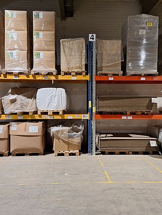 Das Bild zeigt die Reorganisation des Lagers / Inventur