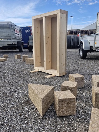 Holzständerwand mit den einzelnen Puzzleteilen daneben