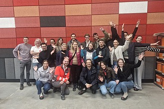 Dieses Bild zeigt uns alle TeilnehmerInnen vor unserer Naporo Wall