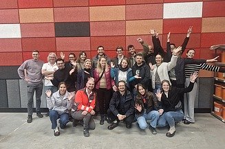 SID Besuch Dieses Bild zeigt uns alle TeilnehmerInnen vor unserer Naporo Wall