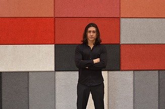 Oliver Nowak Dieses Bild zeigt Oliver Nowak vor der fertigen Wand