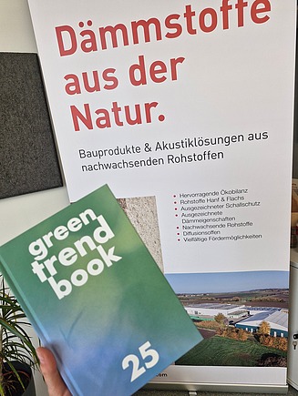 Green trendbook vor einem Naporo Roll up