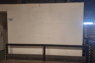 Das Bild zeigt eine leere weiße Wand