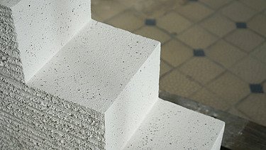 Auf diesem Bild sieht man Architektur aus Muschelkalt und Naporoplatten