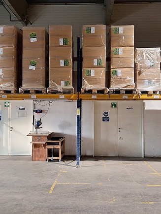 Das Bild zeigt die Reorganisation des Lagers / Inventur