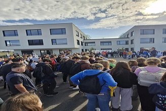 Schülerversammlung vor STRABAG Büro in St. Pölten