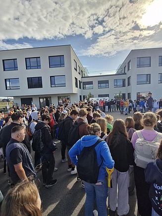 Schülerversammlung vor STRABAG Büro in St. Pölten