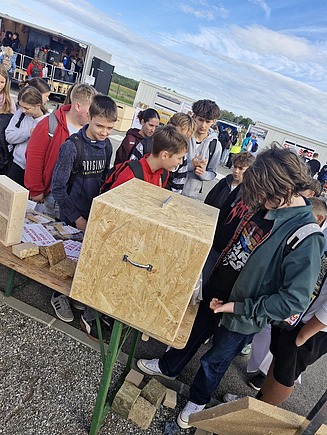 Schüler die in die Fühlbox greifen
