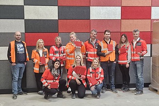 LEAN Netzwerktreffen alle TeilnehmerInnen Dieses Bild zeigt wie die Besucher:innen mit Akustikplatten