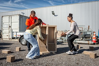 Kinder bei unserem Spiel die Holzständerwand zu dämmen