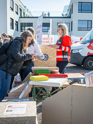 Mehrere SchülerInnen und Lehrerin die Interesse an unseren Produkten zeigen