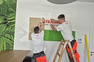 Wall Fields im Speiseraum Dieses Bild zeigt zwei Lehrlinge bei der Montage