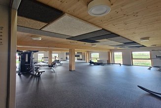 Dieses Bild zeigt den Fitnessraum mit den fertig montierten Wall fields