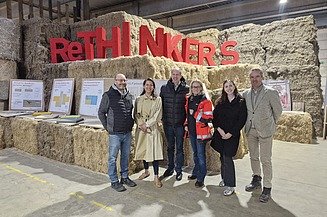 Dieses Bild zeigt Besucher des Tag der offenen Türs bei Naporo vor den Rethinkers Buchstaben und Hanfballen 