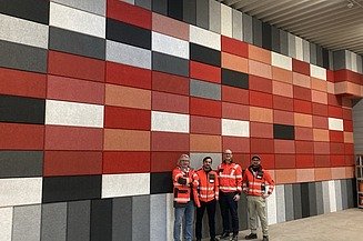 Dieses Bild zeigt unseren Unternehmensbereichsleiter mit Werksleiter, kaufm. Leiter und Geschäftsführer vor der fertigen Wand
