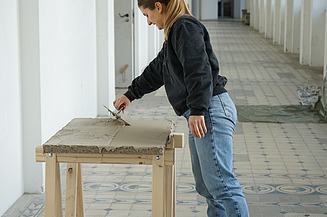 Dieses Bild zeigt Alessa Joanna Grotz beim beschichten der Platten