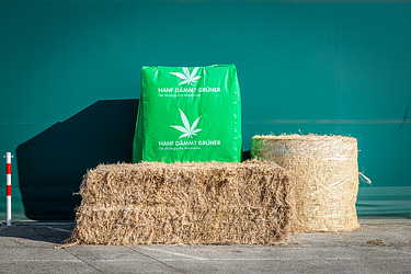 Bild zeigt Hanfstroh in Quaderballen und Rundballen sowie verpackt für den Versand