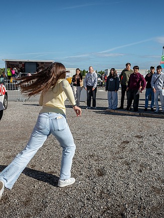 Kinder die zurücklaufen nach Einbau der Dämmung