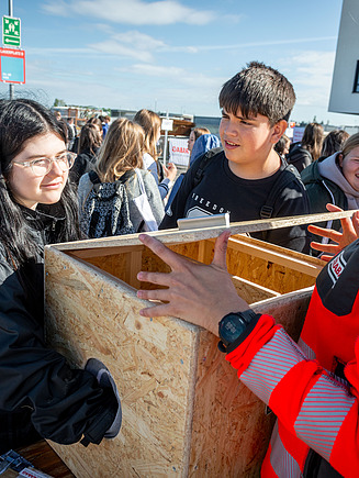 Kinder die in die Fühlbox greifen