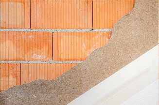 Zu Sehen ist ein Ausschnitt unseres Produktschauraumes. Dieser zeigt die Putzträgerplatte im Einsatz. Es wird vorgezeigt wie man diese an der Wand fixiert und verputzt Faa