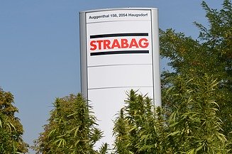 Pylone Dieses Bild zeigt eine Pylone mit STRABAG Logo