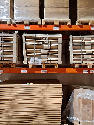 Das Bild zeigt die Reorganisation des Lagers / Inventur