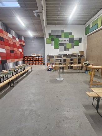 Beschichtungsraum mit Tischen 