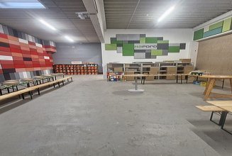 Beschichtungsraum mit Tischen 