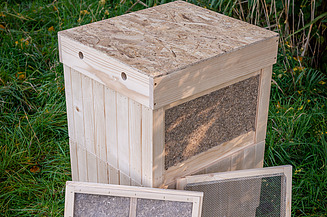 Zu Sehen ist eine Bienenstock mit Hanfdämmung