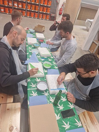 SID Kollegen beim Bemalen der Akustikplatten